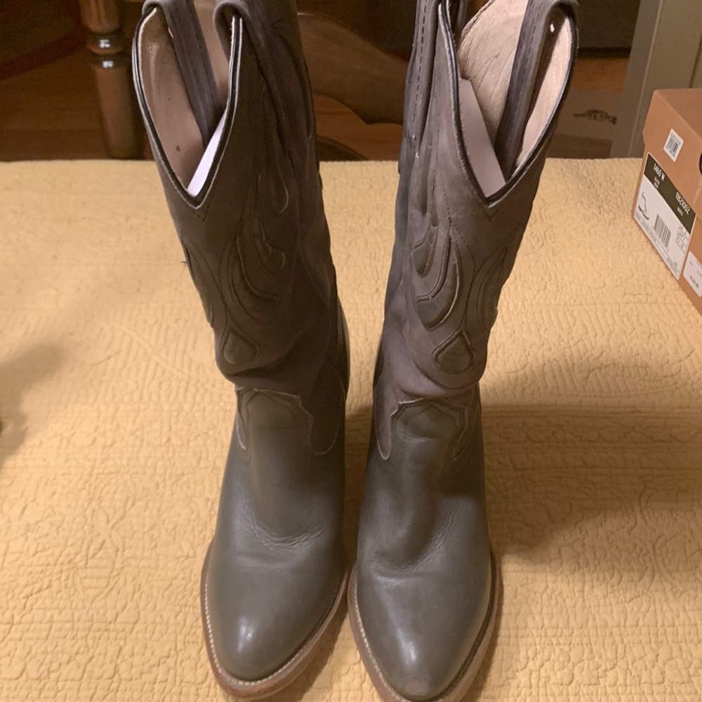 Vintage Frye boots.  6.5